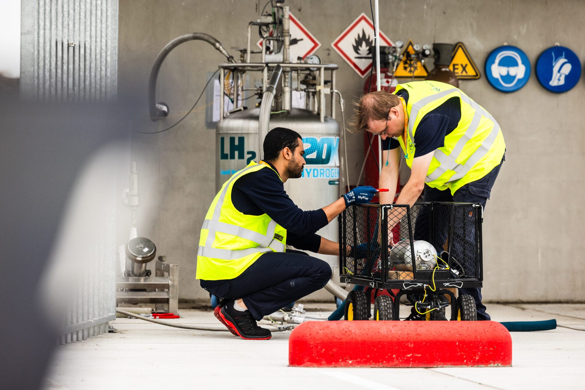 Van levering tot dronevlucht: primeur op RTHA met demonstratie van vloeibare waterstofketen op eerste luchthaven in Nederland